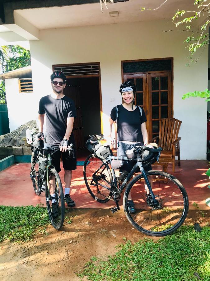 Dinesh Safari Homestay อุดาวาลาเว ภายนอก รูปภาพ